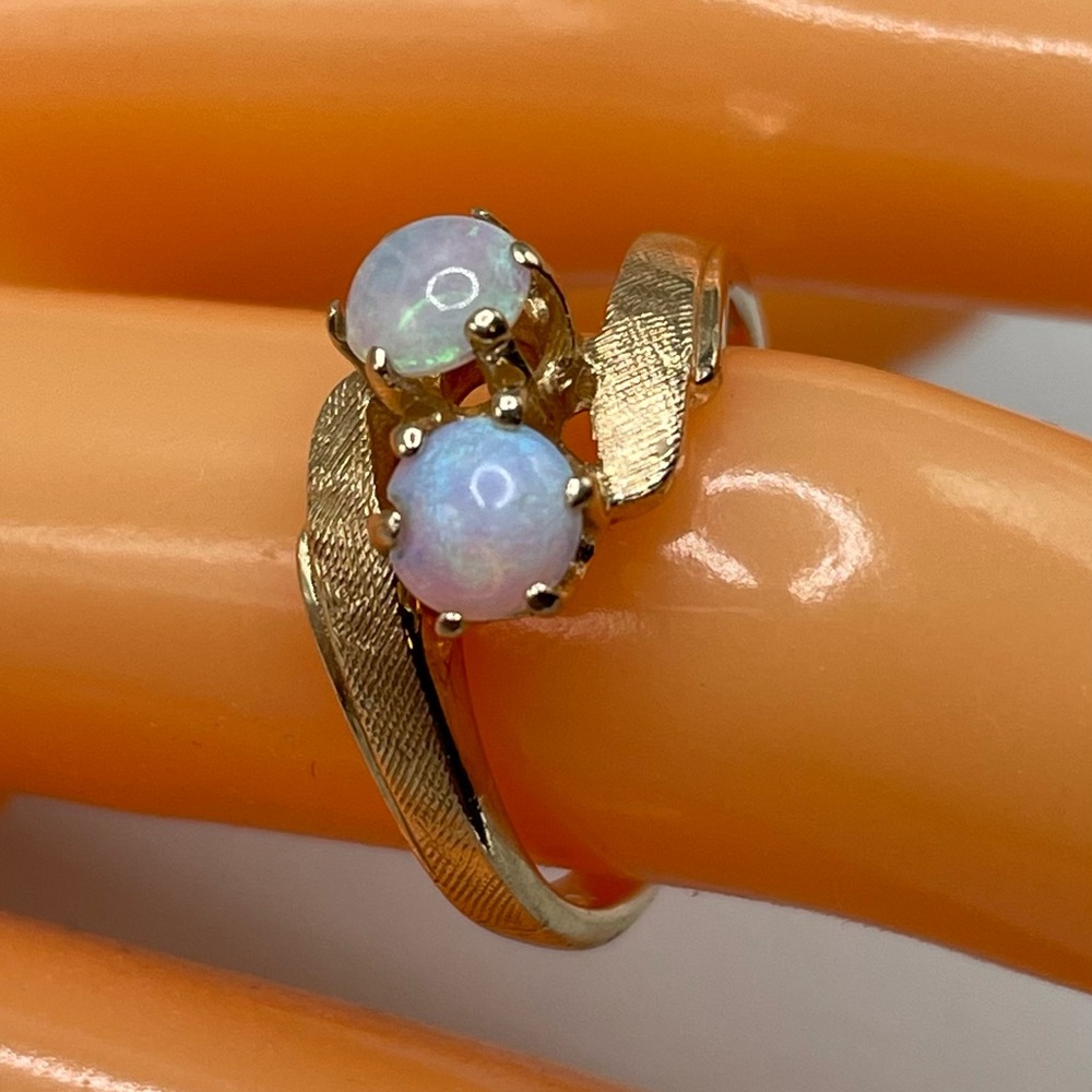Solid 14k Yellow Gold With Oval Opals Ladies Ring 4.2g Size:7-7/5